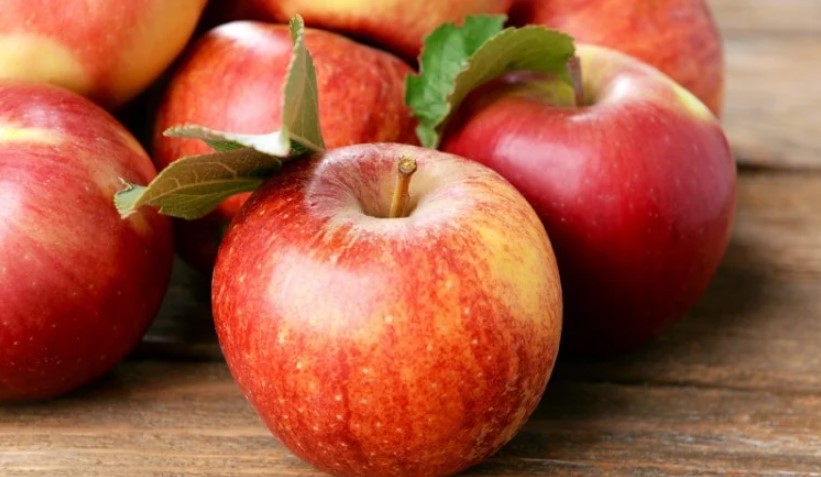 Một quả táo trung bình chứa khoảng 53 calo