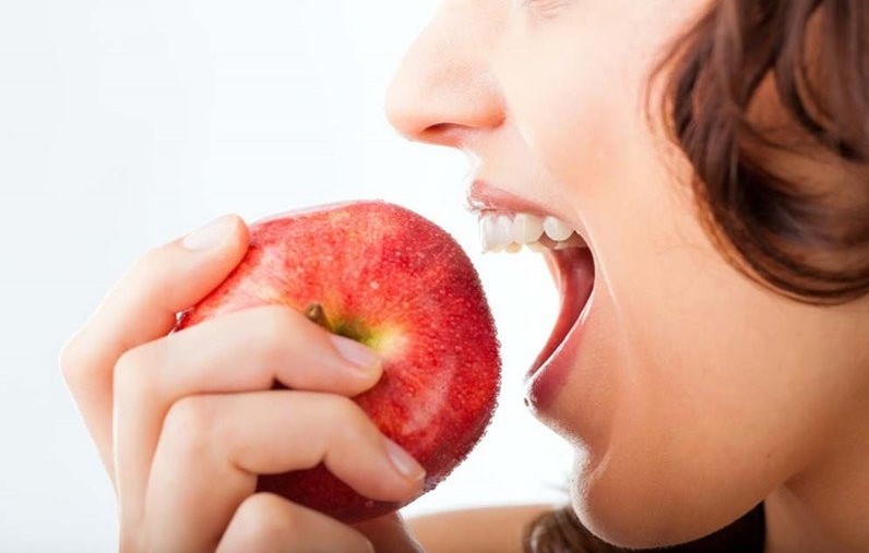 Một quả táo chứa bao nhiêu calo? Lợi ích khi ăn táo mỗi ngày