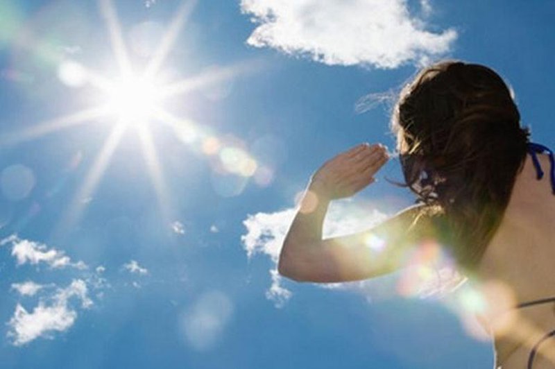 Ánh nắng mặt trời ảnh hưởng đến da như thế nào? | Vinmec