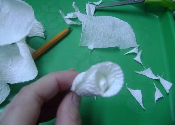 Cách làm hoa hồng bằng giấy vệ sinh đơn giản nhất-5