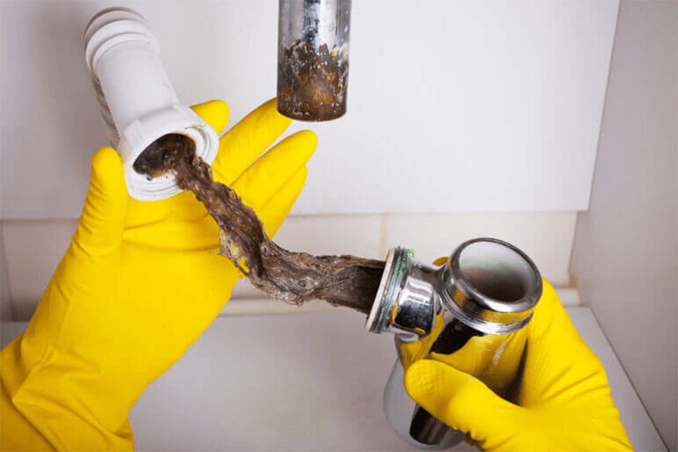 Dầu mỡ tích tụ gây tắc đường ống