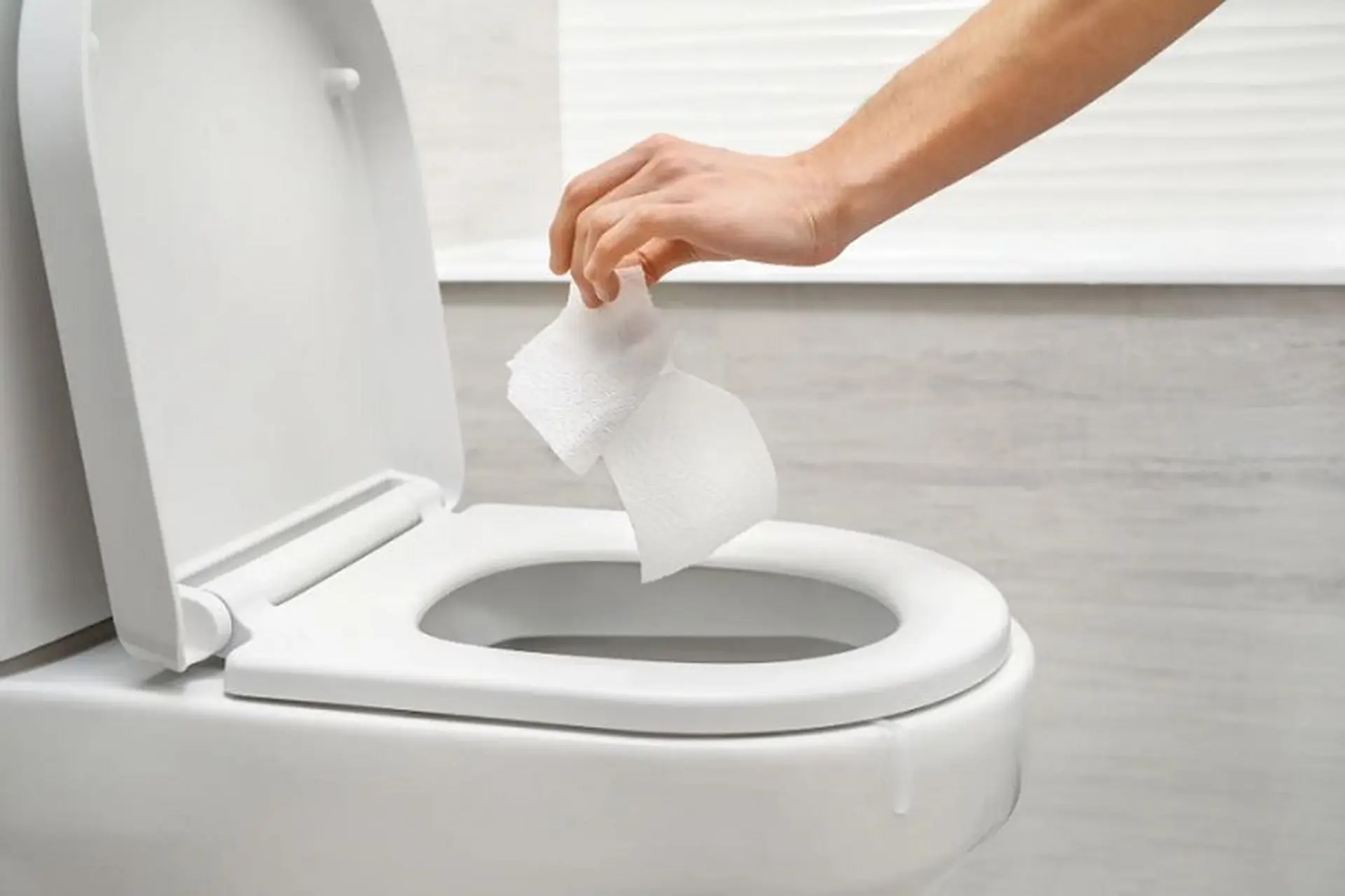 Rác khó phân hủy gây nghẹt bồn cầu